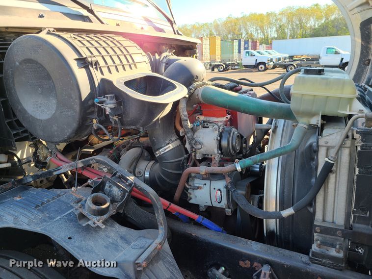 image for item L1251 2003 Volvo VNL  semi truck