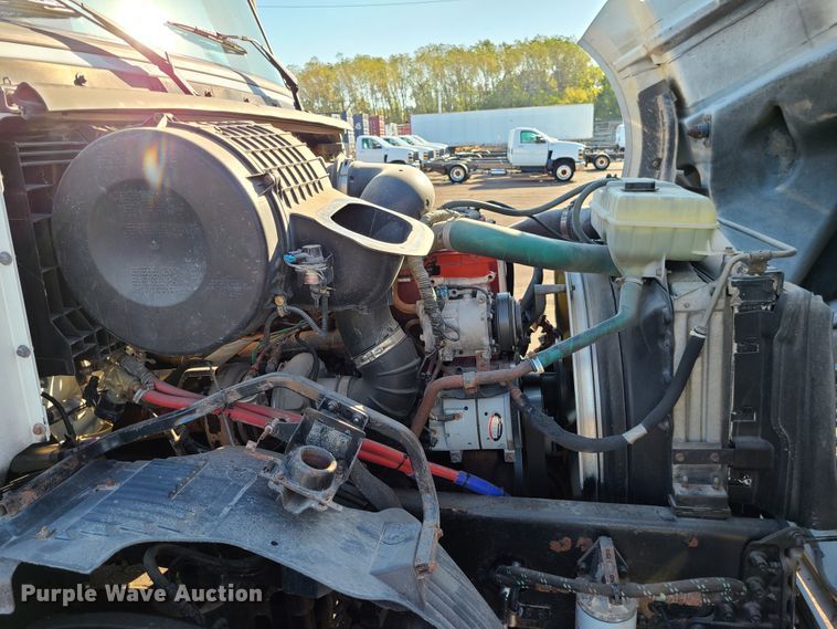 image for item L1251 2003 Volvo VNL  semi truck