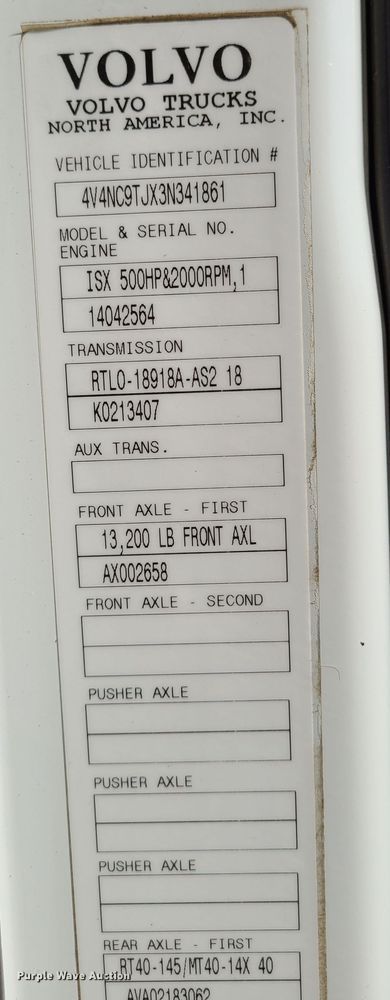 image for item L1251 2003 Volvo VNL  semi truck