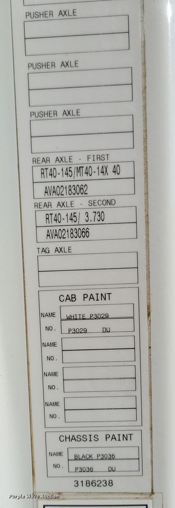 image for item L1251 2003 Volvo VNL  semi truck