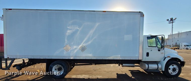 image for item L1252 2003 International 4300  box truck