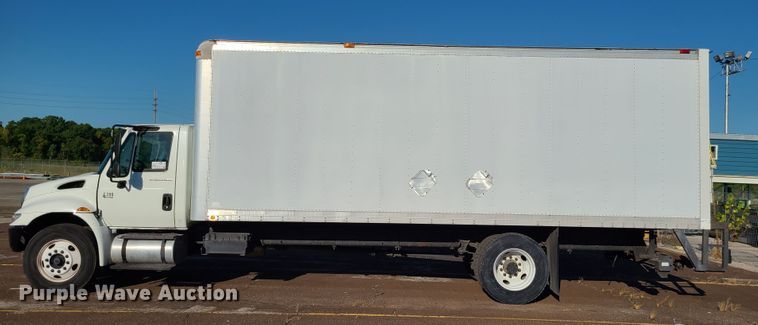 image for item L1252 2003 International 4300  box truck