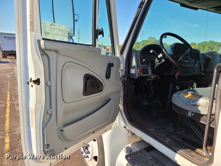 image for item L1252 2003 International 4300  box truck