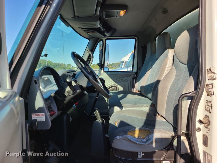 image for item L1252 2003 International 4300  box truck