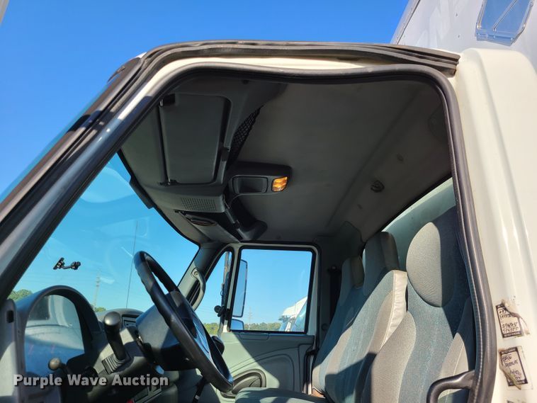 image for item L1252 2003 International 4300  box truck