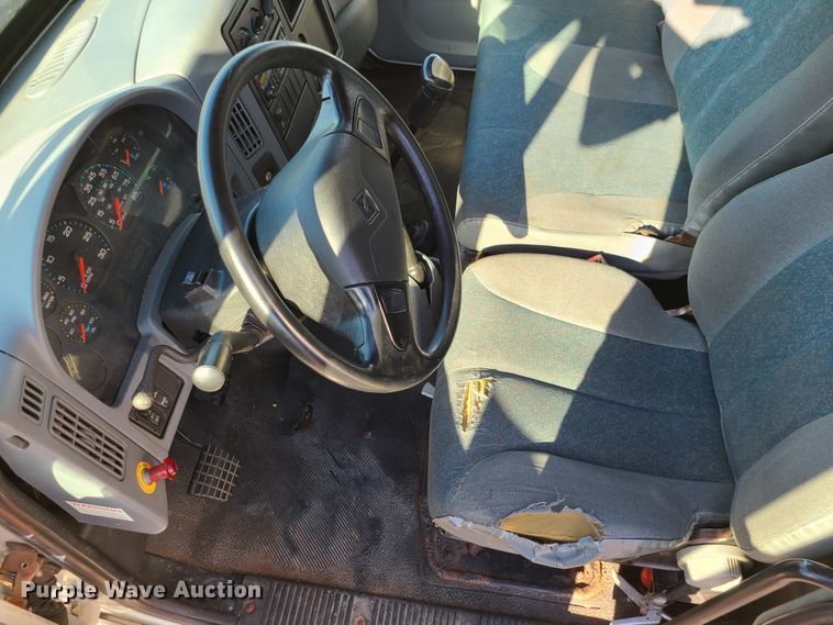 image for item L1252 2003 International 4300  box truck