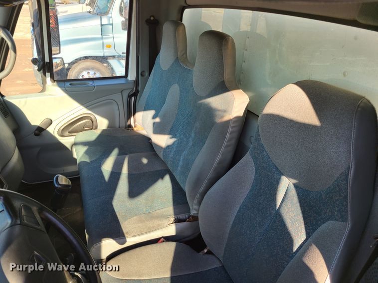 image for item L1252 2003 International 4300  box truck