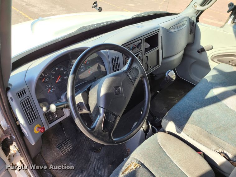 image for item L1252 2003 International 4300  box truck