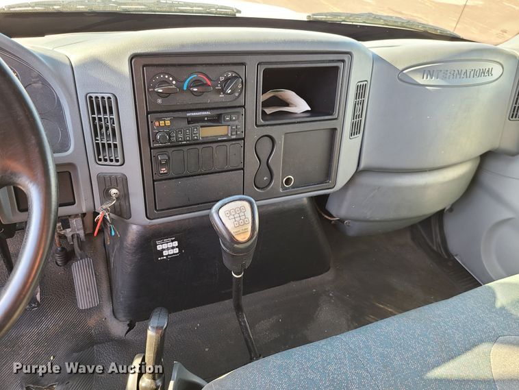 image for item L1252 2003 International 4300  box truck