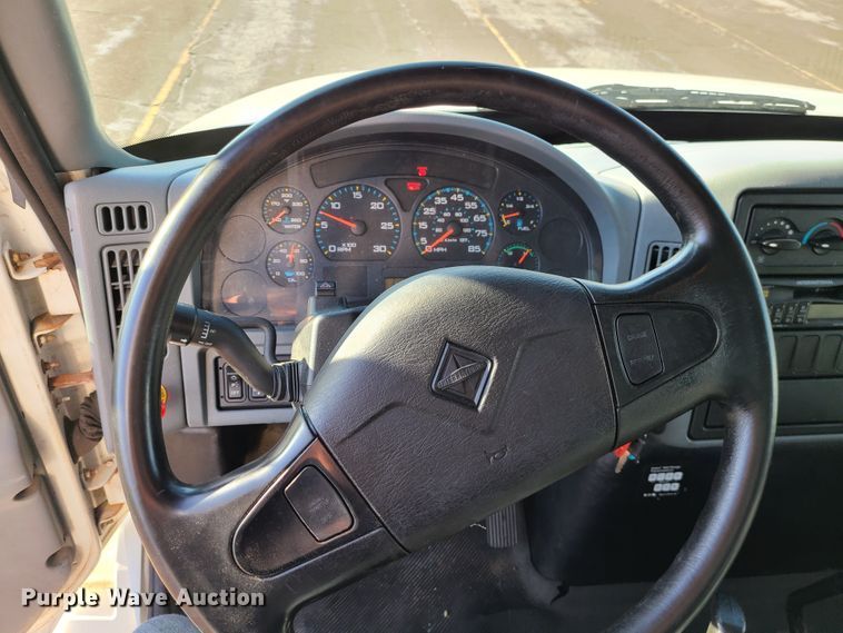 image for item L1252 2003 International 4300  box truck