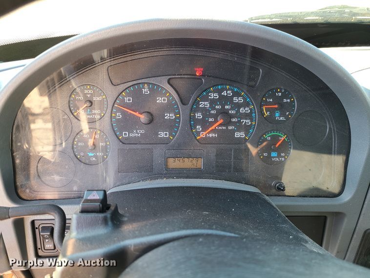 image for item L1252 2003 International 4300  box truck