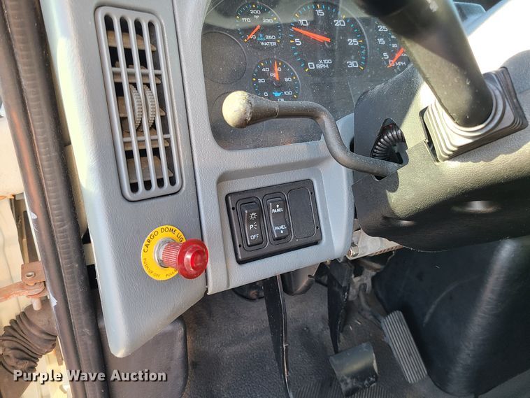 image for item L1252 2003 International 4300  box truck