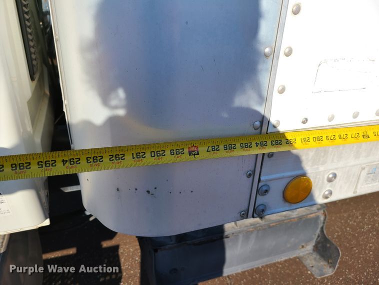 image for item L1252 2003 International 4300  box truck