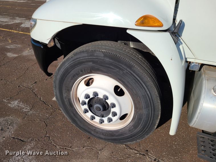 image for item L1252 2003 International 4300  box truck