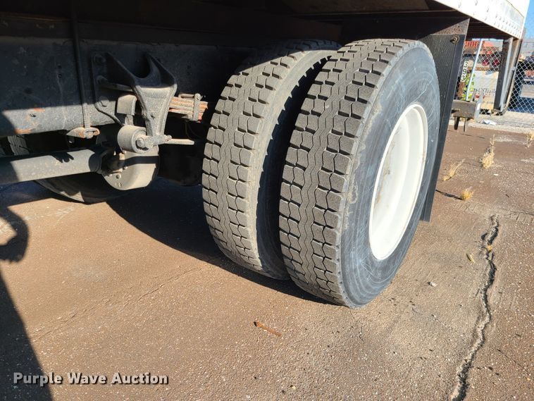 image for item L1252 2003 International 4300  box truck