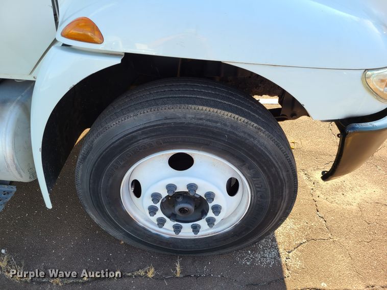 image for item L1252 2003 International 4300  box truck