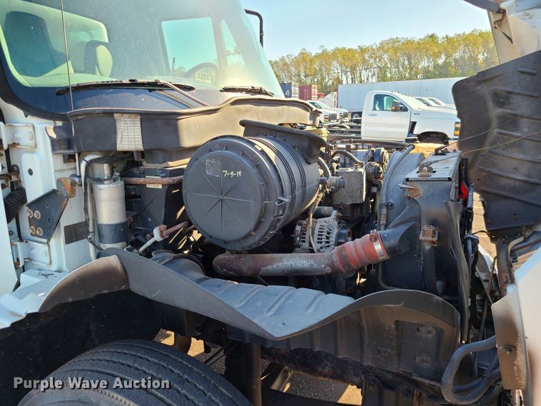 image for item L1252 2003 International 4300  box truck