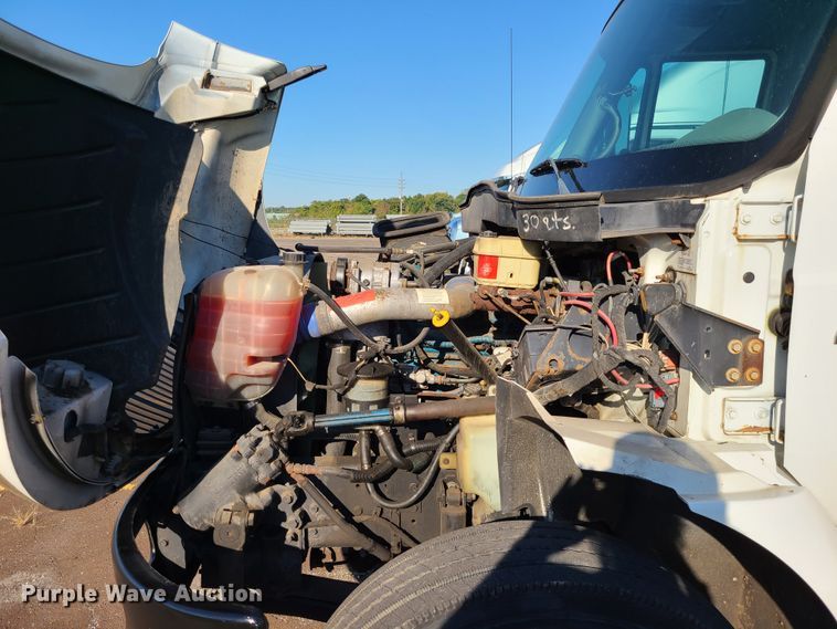 image for item L1252 2003 International 4300  box truck