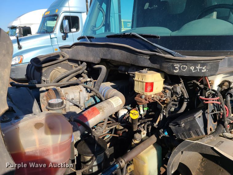 image for item L1252 2003 International 4300  box truck