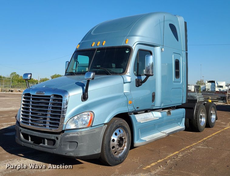 image for item L1253 2011 Freightliner Cascadia 125  semi truck