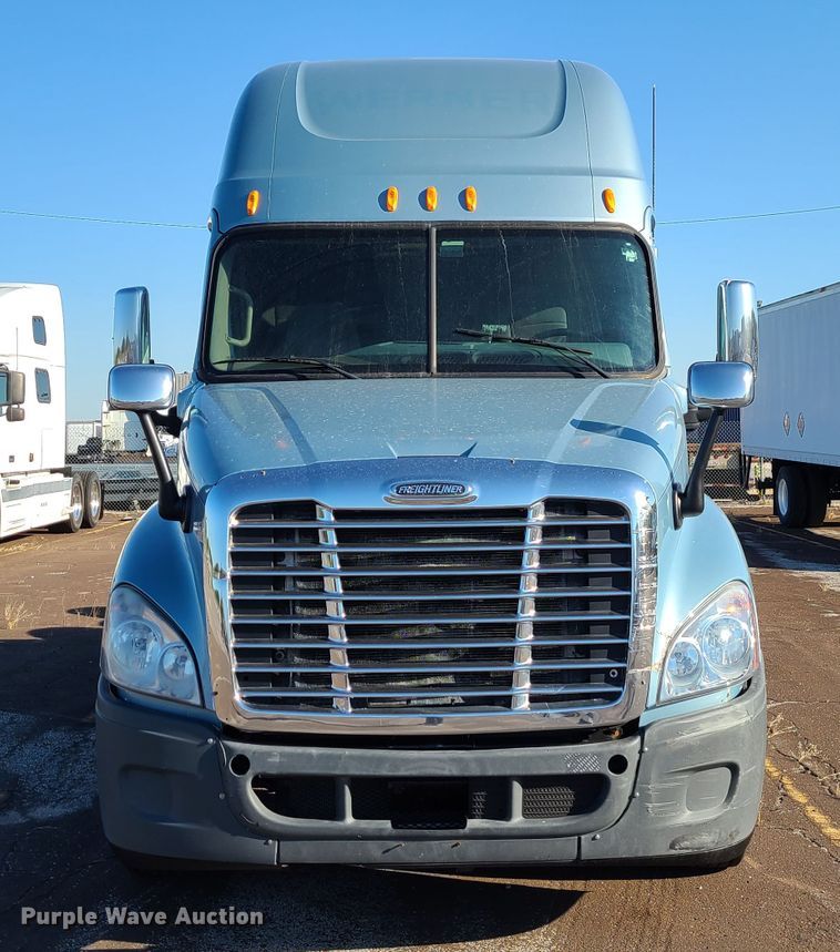 image for item L1253 2011 Freightliner Cascadia 125  semi truck