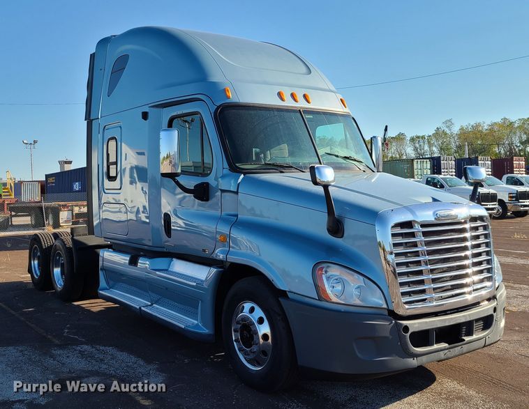 image for item L1253 2011 Freightliner Cascadia 125  semi truck