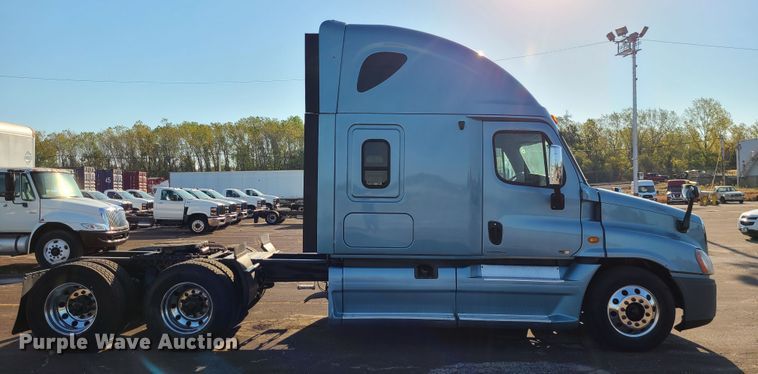 image for item L1253 2011 Freightliner Cascadia 125  semi truck