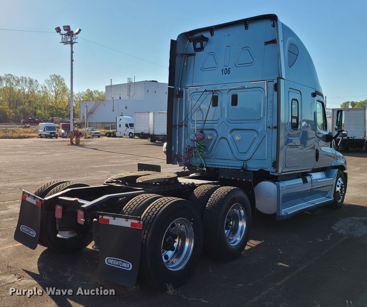 image for item L1253 2011 Freightliner Cascadia 125  semi truck