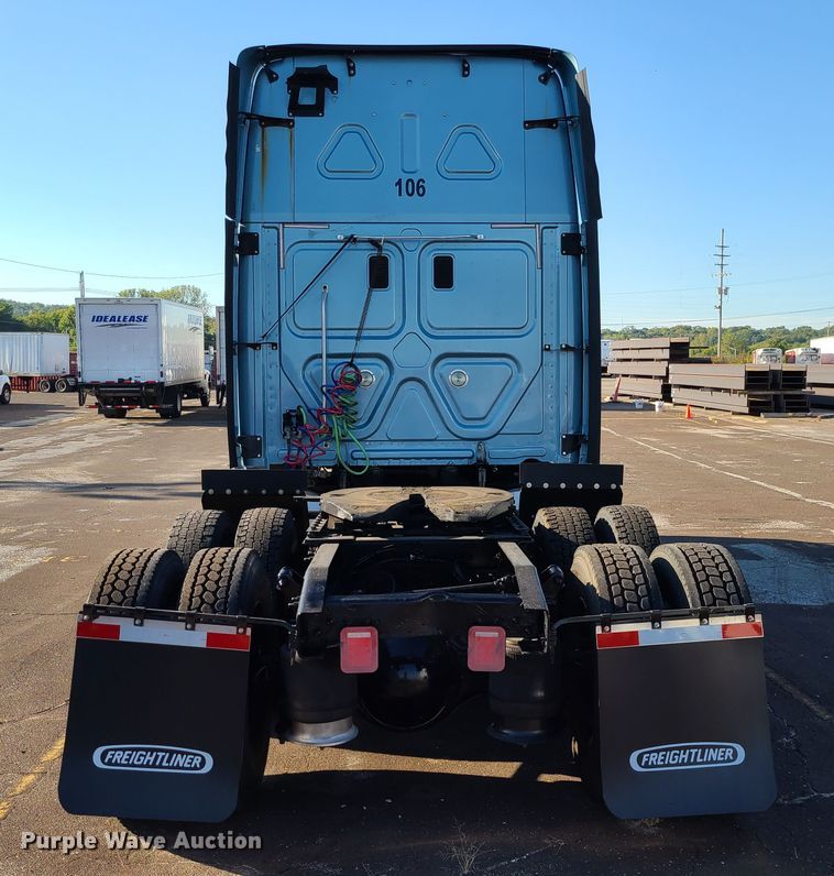 image for item L1253 2011 Freightliner Cascadia 125  semi truck