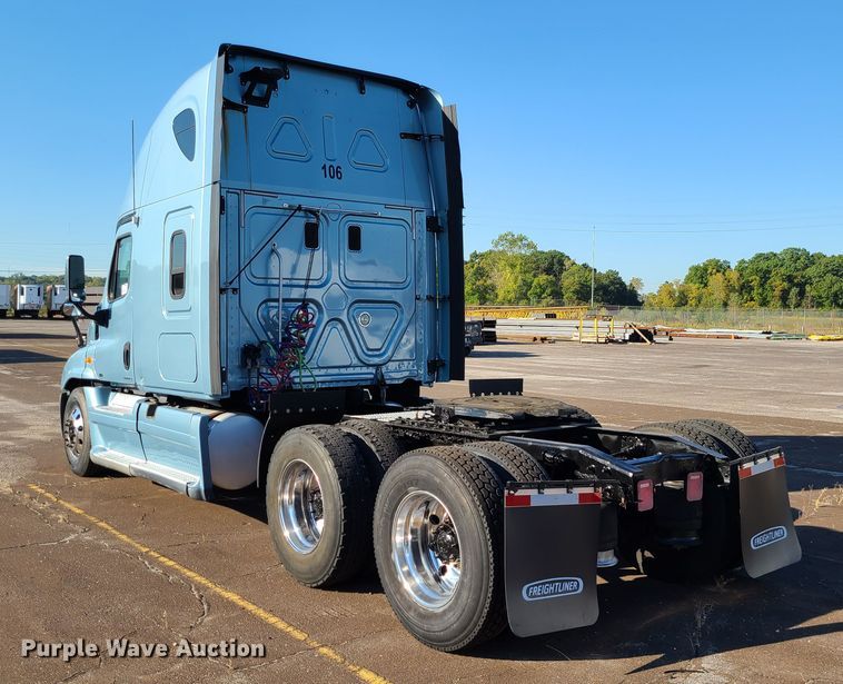 image for item L1253 2011 Freightliner Cascadia 125  semi truck