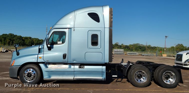 image for item L1253 2011 Freightliner Cascadia 125  semi truck