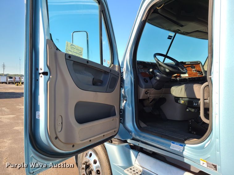 image for item L1253 2011 Freightliner Cascadia 125  semi truck