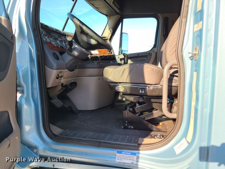 image for item L1253 2011 Freightliner Cascadia 125  semi truck