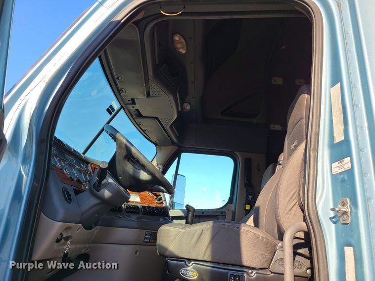 image for item L1253 2011 Freightliner Cascadia 125  semi truck