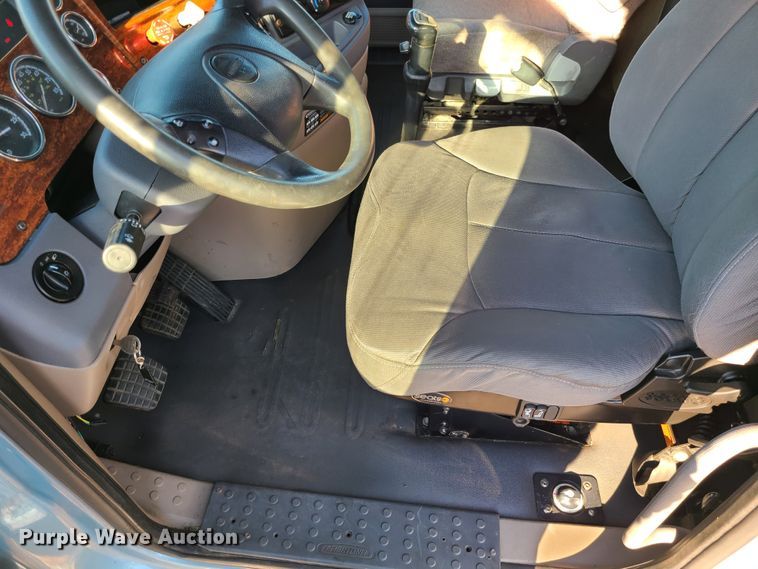 image for item L1253 2011 Freightliner Cascadia 125  semi truck