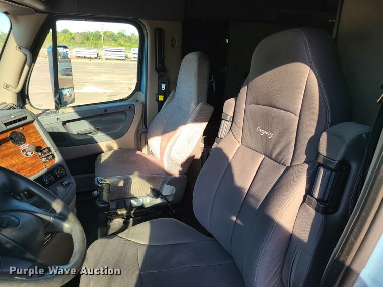 image for item L1253 2011 Freightliner Cascadia 125  semi truck