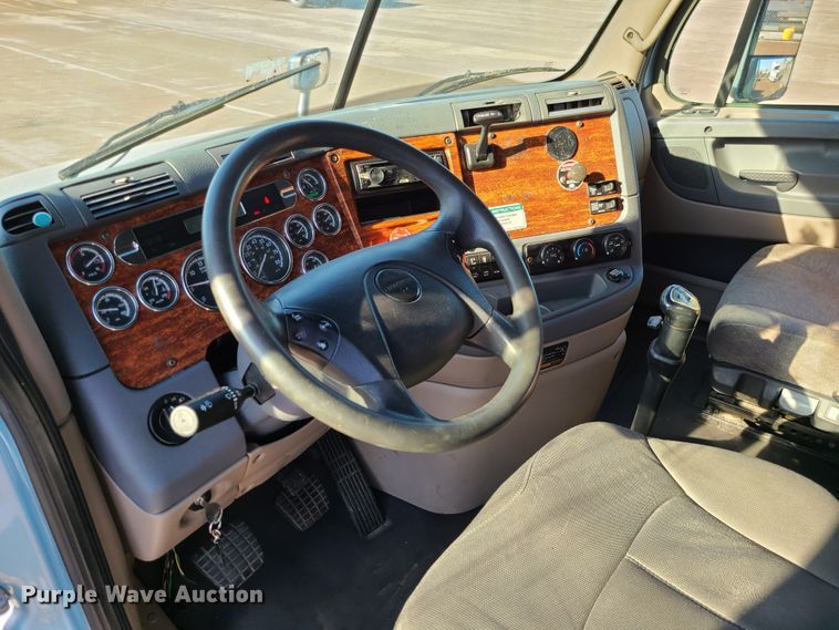 image for item L1253 2011 Freightliner Cascadia 125  semi truck