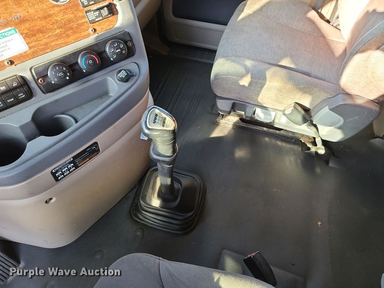 image for item L1253 2011 Freightliner Cascadia 125  semi truck