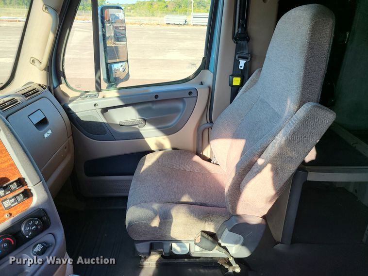 image for item L1253 2011 Freightliner Cascadia 125  semi truck