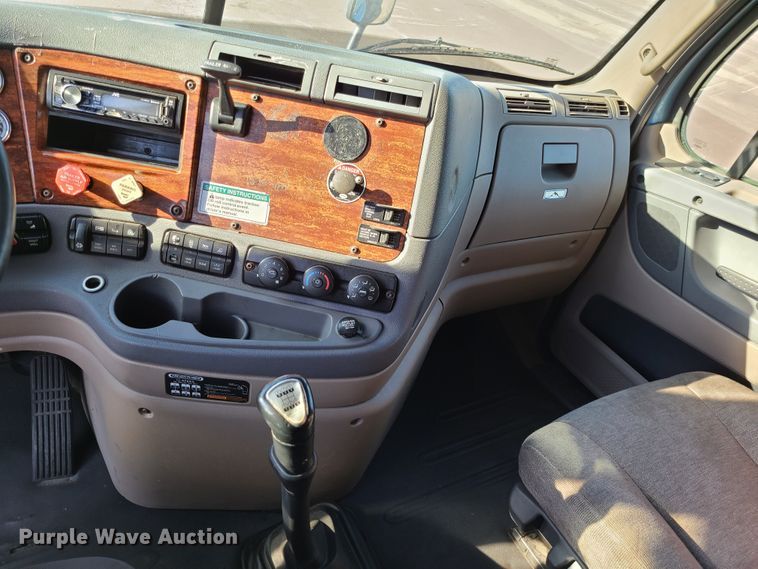 image for item L1253 2011 Freightliner Cascadia 125  semi truck