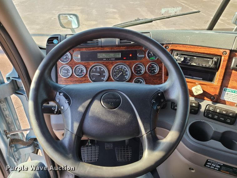 image for item L1253 2011 Freightliner Cascadia 125  semi truck