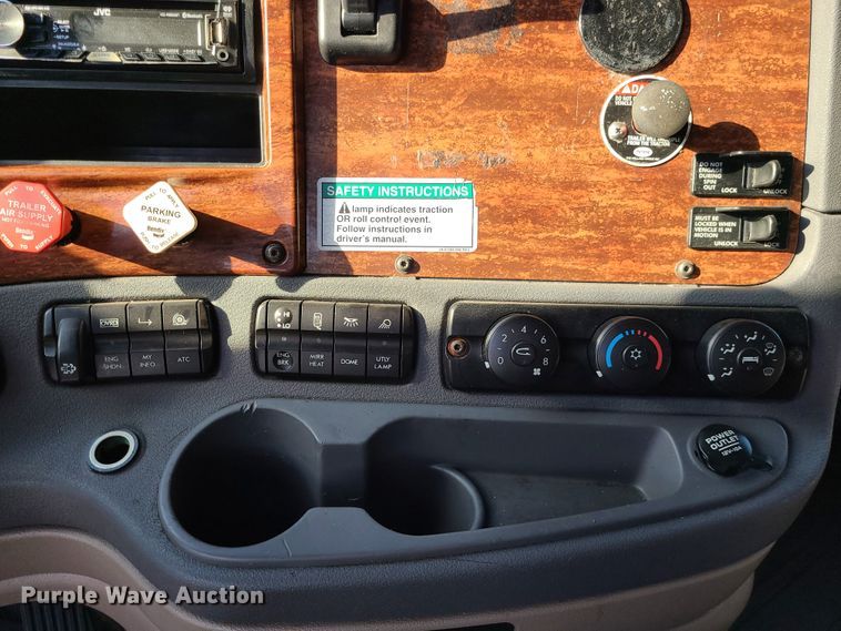 image for item L1253 2011 Freightliner Cascadia 125  semi truck