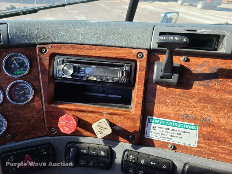 image for item L1253 2011 Freightliner Cascadia 125  semi truck