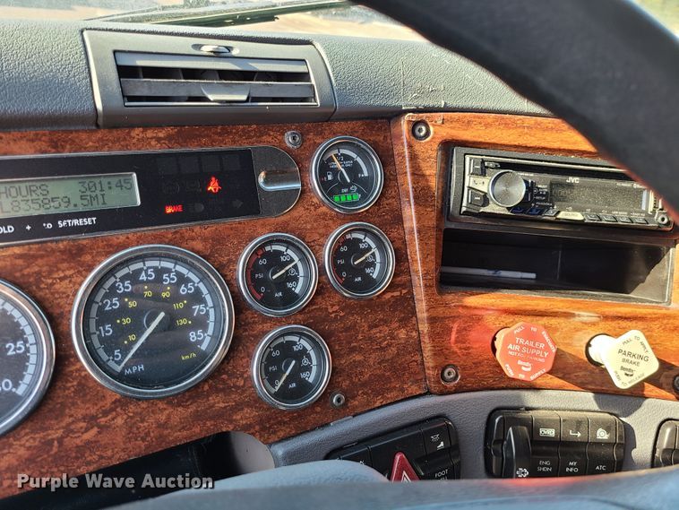 image for item L1253 2011 Freightliner Cascadia 125  semi truck