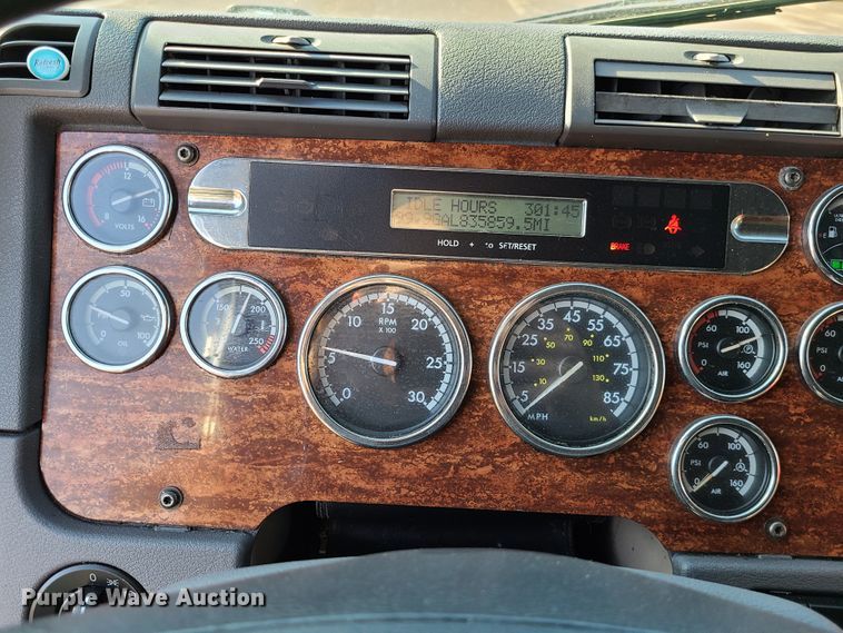 image for item L1253 2011 Freightliner Cascadia 125  semi truck