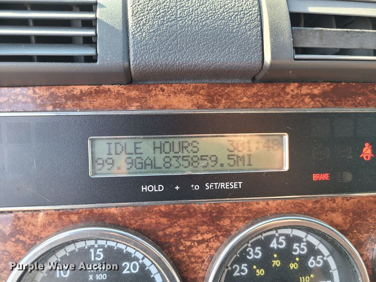 image for item L1253 2011 Freightliner Cascadia 125  semi truck