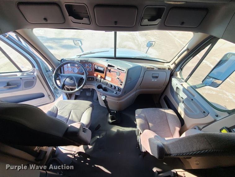 image for item L1253 2011 Freightliner Cascadia 125  semi truck