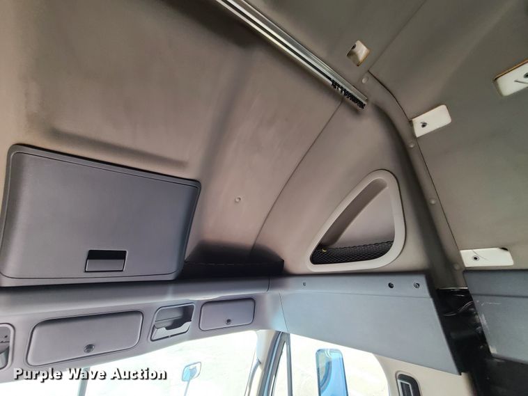 image for item L1253 2011 Freightliner Cascadia 125  semi truck