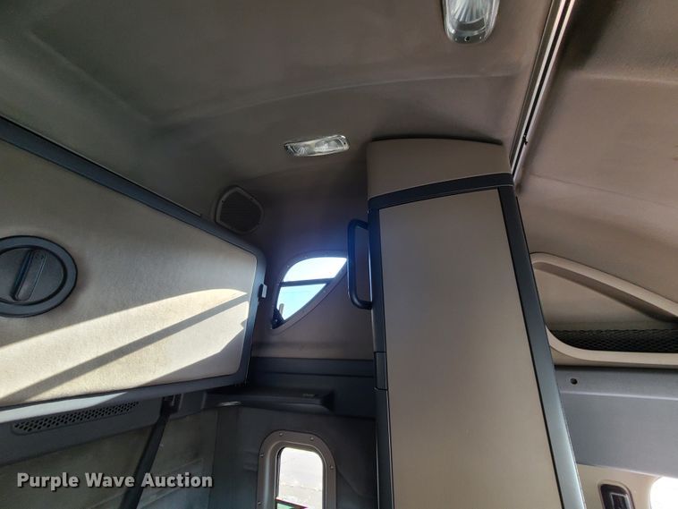 image for item L1253 2011 Freightliner Cascadia 125  semi truck