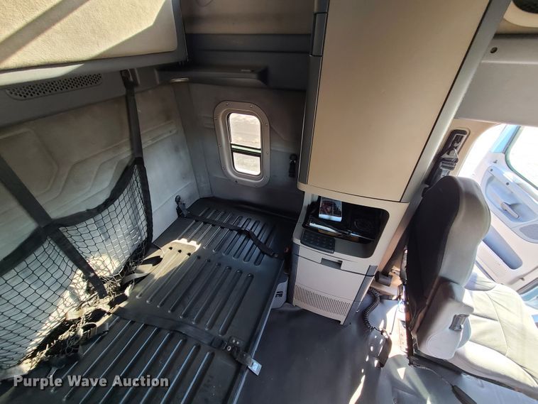 image for item L1253 2011 Freightliner Cascadia 125  semi truck